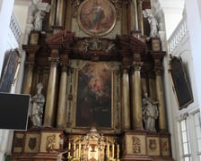 <p><span class="Bold"><span style="font-size: 20pt; line-height: 107%; font-family: 'Times New Roman', serif;">Centralne miejsce w ołtarzu gł&oacute;wny zajmuje wizjonerski obraz Michała Willmanna</span></span></p>