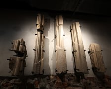<p>Podziemia Domu Notre Dame na Ostrowie Tumskim &ndash; na ścianie przytwierdzone kamienne obramowania okien</p>