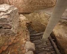 <p>Podziemia Domu Notre Dame na Ostrowie Tumskim &ndash; pozostałość XII-wiecznego wału drewniano-ziemnego</p>