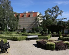 <p class="MsoNormal">Ogr&oacute;d klasztorny od ulicy Sienkiewicza</p>