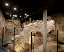<p>Podziemia Domu Notre Dame na Ostrowie Tumskim &ndash; fundamenty XII-wiecznej wieży mieszkalnej Bolesława Wysokiego</p>