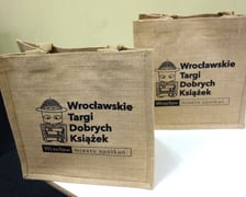 <p>Wrocławskie Targi Dobrych Książek 2024 &ndash; torby reklamujące imprezę</p>