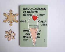 <p>Guido Catalano, &bdquo;Za każdym razem, kiedy mnie całujesz umiera jeden nazista&rdquo;, tłumaczenie Krzysztof Gryko, Państwowy Instytut Wydawniczy 2024</p>