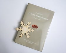 <p>Ananda Devi, &bdquo;Żywoty wykluczonych. Trzy opowieści&rdquo;, wyb&oacute;r, przekład i opracowanie Krzysztof Jarosz, Wydawnictwo w Podw&oacute;rku 2024</p>