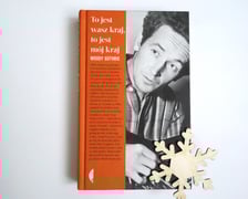 <p>Woody Guthrie, &bdquo;To jest wasz kraj, to jest m&oacute;j kraj&rdquo;, tłumaczenie Tomasz S. Gałązka, Wydawnictwo Czarne 2022</p>