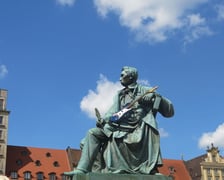 <p>Uczestnicy Gitarowego Rekordu Świata 2025 na wrocławskim rynku</p>