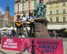 <p>Uczestnicy Gitarowego Rekordu Świata 2025 na wrocławskim rynku</p>