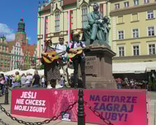 <p>Uczestnicy Gitarowego Rekordu Świata 2025 na wrocławskim rynku</p>