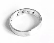 <p>Na zdjęciach biżuteria z projektu &bdquo;Relacje&rdquo; realizowanego&nbsp;w ramach stypendium artystycznego Prezydenta Wrocławia</p>