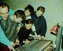 <p class="MsoNormal">Zesp&oacute;ł Kormorany w swoim studio w PWSSP, 1995</p>