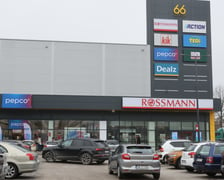 W centrum handlowym Długosza 66 są kolejne we Wrocławiu sklepy sieci handlowych takich jak: Dealz, Action, Tedi, Maxi Zoo, KiK, Rossmann i Pepco.