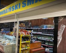 Ukraiński Smak, dwie lokalizacje we Wrocławiu. Ukraiński Smak, ul. Wieczysta 113a. Godziny otwarcia poniedziałek ? piątek 10.00-19.00, sobota 10.00-21.00, niedziela 10.00-19.00. Ukraiński Smak, ul Komandorska 66, SH ?Arena?. Godziny otwarcia poniedziałek ? piątek 9.00 ? 19.00, sobota 9.00 ? 17.00, niedziela nieczynny. Produkty spożywcze: suszone ryby, snaki rybne, ryby wędzone na zimno, konserwy rybne, sucharki, kawior, sery, kiełbasy, słoniny, kasze, sosy, majonez, ketchup, przeciery pomidorowe, musztarda, adjika, sól, soda, ocet, olej słonecznikowy, kwas chlebowy, lemoniada ?Zhivchik?, Borjomi, pelmieni , pierogi, czebureki, tort ?Kijowski?, słodycze: cukierki, mleczko zagęszczone, chałwa, czekolada, batoniki, zefir, ciastka, pierniki, obwarzanki, wafle, lody. Ukraiński Smak prowadzi sprzedaż internetową.