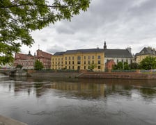 Dziś L'Uni ? dawniej ?Farmacja?. Nowoczesne biura w historycznych murach robią niezwykłe wrażenie