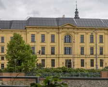 Dziś L'Uni ? dawniej ?Farmacja?. Nowoczesne biura w historycznych murach robią niezwykłe wrażenie