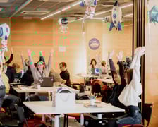 Uczestnicy poprzednich edycji CASSINI Hackathon. Tegoroczne spotkanie będzie  7-9 listopada 2025 r. we Wrocławiu.