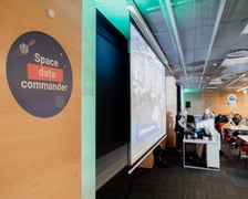 Uczestnicy poprzednich edycji CASSINI Hackathon. Tegoroczne spotkanie będzie  7-9 listopada 2025 r. we Wrocławiu.