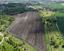 Zdjęcia z lotu ptaka. Lokalizacja planowanego parku na Brochowie przy ulicy Polnej.  Obszar sąsiaduje z istniejącym Parkiem Brochowskim,  terenami ogródków działkowych (m.in. Hiacynt i Cynia) oraz z wsią Iwiny.