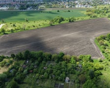 Zdjęcia z lotu ptaka. Lokalizacja planowanego parku na Brochowie przy ulicy Polnej.  Obszar sąsiaduje z istniejącym Parkiem Brochowskim,  terenami ogródków działkowych (m.in. Hiacynt i Cynia) oraz z wsią Iwiny.