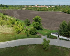 Zdjęcia z lotu ptaka. Lokalizacja planowanego parku na Brochowie przy ulicy Polnej.  Obszar sąsiaduje z istniejącym Parkiem Brochowskim,  terenami ogródków działkowych (m.in. Hiacynt i Cynia) oraz z wsią Iwiny.