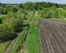 Zdjęcia z lotu ptaka. Lokalizacja planowanego parku na Brochowie przy ulicy Polnej.  Obszar sąsiaduje z istniejącym Parkiem Brochowskim,  terenami ogródków działkowych (m.in. Hiacynt i Cynia) oraz z wsią Iwiny.