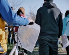 Przykład spaceru konsultacyjnego w terenie. Na zdjęciu grupa uczestników.