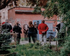 Uczestnicy oraz prowadzący podczas spotkań konsultacyjnych na podwórkach. Widoczny jest też, specjalnie oznaczony rower cargo będący mobilnym punktem konsultacji.