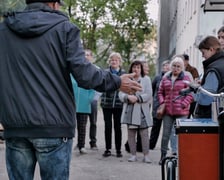 Uczestnicy oraz prowadzący podczas spotkań konsultacyjnych na podwórkach. Widoczny jest też, specjalnie oznaczony rower cargo będący mobilnym punktem konsultacji.