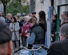 Uczestnicy oraz prowadzący podczas spotkań konsultacyjnych na podwórkach. Widoczny jest też, specjalnie oznaczony rower cargo będący mobilnym punktem konsultacji.