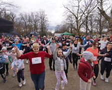 Uczestnicy ?Urodzinowego, charytatywnego biegu i marszu nordic walking dla Lenki? w parku Południowym