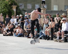 Skaterzy na placu Wolności jeżdżą na deskorolce. Międzynarodowy Dzień Deskorolki