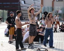Skaterzy na placu Wolności jeżdżą na deskorolce. Międzynarodowy Dzień Deskorolki