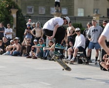 Skaterzy na placu Wolności jeżdżą na deskorolce. Międzynarodowy Dzień Deskorolki