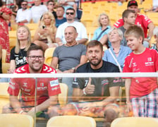 Kobiety, mężczyźni i dzieci na meczu żużlowym Betard Sparta Wrocław vs. Fogo Unia Leszno, 20 sierpnia.