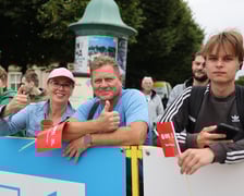 Zawodnicy i kibice na starcie 82. Tour de Pologne przy Hali Stulecia
