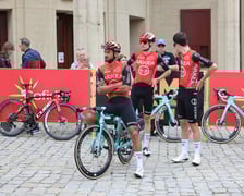 Zawodnicy i kibice na starcie 82. Tour de Pologne przy Hali Stulecia