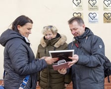 Przedstawicielka 4 ŁAP WROCŁAWIA (po prawej) odbiera wyróżnienie z rąk Dominika Golemy, dyrektora Biura Wrocław Bez Barier, członka Kapituły
