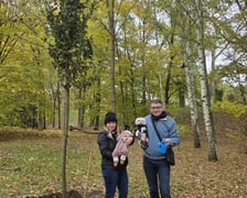 <p>Pani Agnieszka i Pan Bartosz z dwumiesięcznym synkiem Franiem posadzili dla niego drzewko w parku Biskupińskim</p>