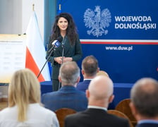 <p>Podpisanie listu intencyjnego w sprawie powołania Dolnośląskiego Akademickiego Korpusu Ochrony Ludności (DAKOL). Wrocław, 21.07.2026. Przy mikrofonie Wojewoda Dolnośląski Anna Żabska.</p>