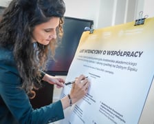 <p>Podpisanie listu intencyjnego w sprawie powołania Dolnośląskiego Akademickiego Korpusu Ochrony Ludności (DAKOL). Wrocław, 21.07.2026. Podpis składa Wojewoda Dolnośląski Anna Żabska.</p>