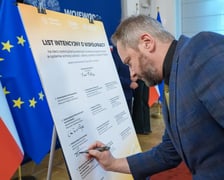 <p>Podpisanie listu intencyjnego w sprawie powołania Dolnośląskiego Akademickiego Korpusu Ochrony Ludności (DAKOL). Wrocław, 21.07.2026. Podpis składa prof. Kamil Staniec, prorektor ds. kształcenia PWr.</p>
