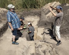 Prace archeologiczne na cmentarzysku koło Żórawiny pod Wrocławiem. Dr Paweł Dąbrowski, prof. Tomasz Gralak