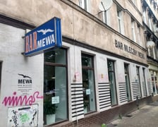 Bar Mleczny Mewa znajduje się przy ul. Drobnera 4. Otwarty jest od poniedziałku do piątku w godzinach 9?17, w soboty i niedziele ? nieczynny. Ceny są podobnie niskie jak w Misiu. Można zjeść na miejscu lub na wynos. Nie ma usługi dowożenia posiłków.