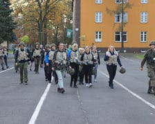 Ponad setka cywilów szkoliła się we Wrocławiu w sobotę, 29 października. Na zdjęciu uczestnicy szkolenia we wrocławskiej Akademii Wojsk Lądowych