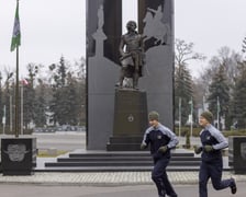 <p>Plac apelowy to serce uczelni, tu odbywają się uroczystości i pokazy, wok&oacute;ł niego studenci r&oacute;wnież trenują&nbsp;</p>