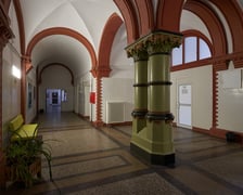 Sale wykładowe i wnętrza budynków historycznego kampusu Uniwersytetu Medycznego we Wrocławiu