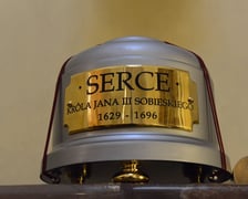 Serce króla Jana III Sobieskiego przechowywane jest w klasztorze kapucynów w Warszawie. Po oględzinach, w nowym pojemniku zostało ponownie umieszczone w sarkofagu