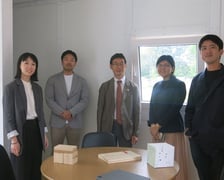<p>Uczestnicy projektu po stronie japońskiej, pierwszy z prawej Yasunori Harano, asystent Shigeru Bana</p>