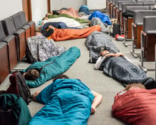 Studenci Uniwersytetu Medycznego śpiący podczas zajęć drzemkologii