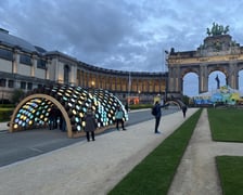 <p>Pawilon Caterpillar na wystawie Mistrzowie architektury w parku du Cinquantenaire w Brukseli</p>