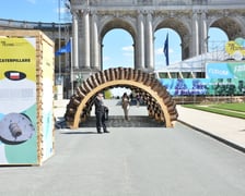 <p>Pawilon Caterpillar na wystawie Mistrzowie architektury w parku du Cinquantenaire w Brukseli</p>